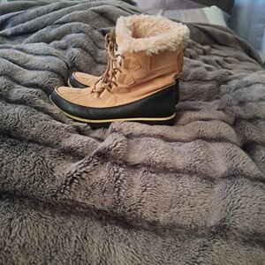 Jambu Tan and Black Winter Boots